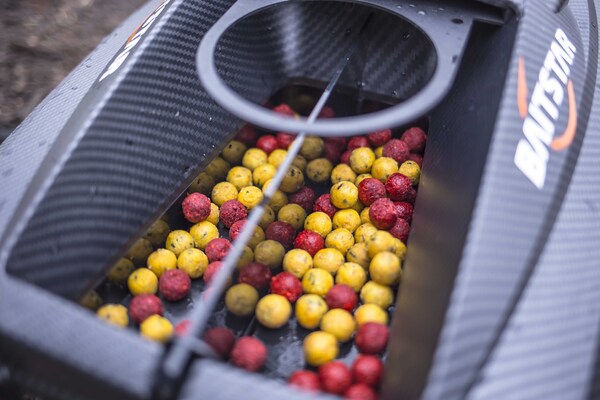 BaitStar Baitboats Xpert Carbon AllinOne Futterboot (Baitthrower, GPS & Echolot)