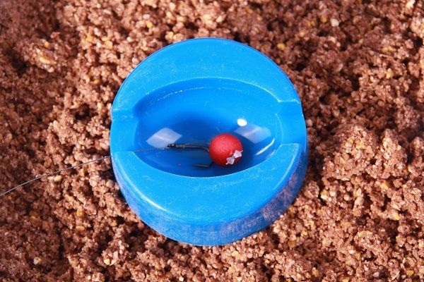 NGT 4 + 1 Inline Method Feeder Set - Krok 1: Załóż przynętę na włos (np. mini boilie lub pellet) i umieść ją na środku formy.