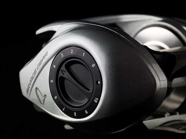 Savage Gear SG10 BC 300 LH Carrete