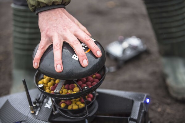 BaitStar Baitboats Xpert Carbon AllinOne Voerboot (Baitthrower, GPS & Fishfinder)