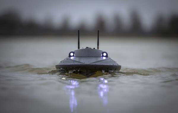 BaitStar Baitboats Xpert Carbon AllinOne Futterboot (Baitthrower, GPS & Echolot)