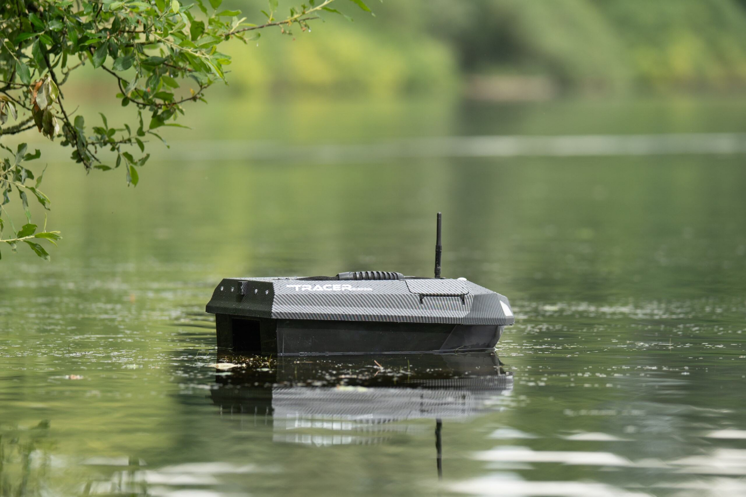 Bateau amorceur pour pêche à la carpe, contrôle sans fil et bac de 1,5 kg Bateau amorceur pour pêche à la carpe, contrôle sans fil et bac de 1,5 kg