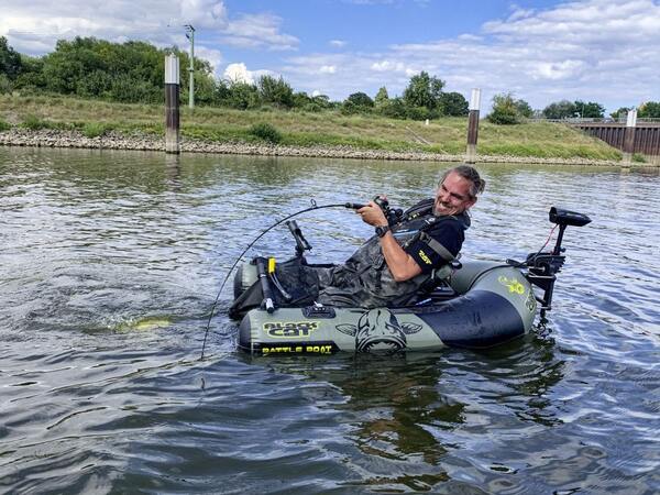 Black Cat Battle Boat 2400 Bellyboat Electric Motor