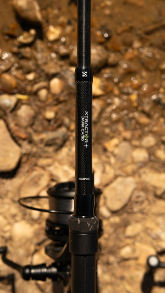 Sonik Xtractor+ Dark Camo Caña para Carpa
