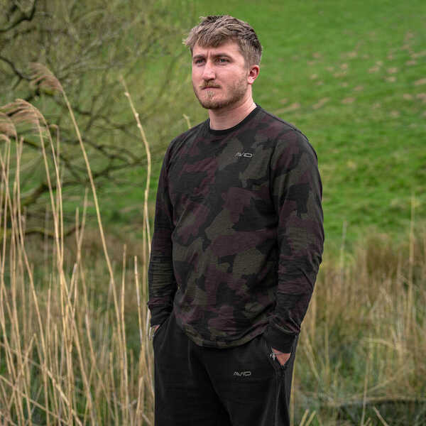 Avid Carp Distortion Camo Lite T-Shirt Long Sleeve