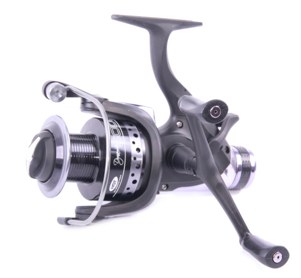 Daiwa Black Widow Carp Set mit Ruten, Rollen und Zubehör! - NGT Dynamic Deluxe 6000 Carp Runner Freilaufrollen