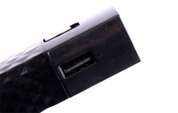 Power Bank: Tragbares Ladegerät und Taschenlampe in einem für Handy, Kamera, MP3-Player etc.