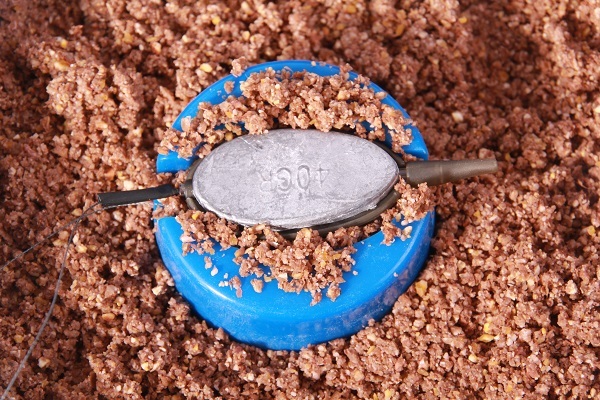 NGT 4 + 1 Inline Method Feeder Set - Krok 3: Teraz mocno wciśnij koszyk kciukiem do formy