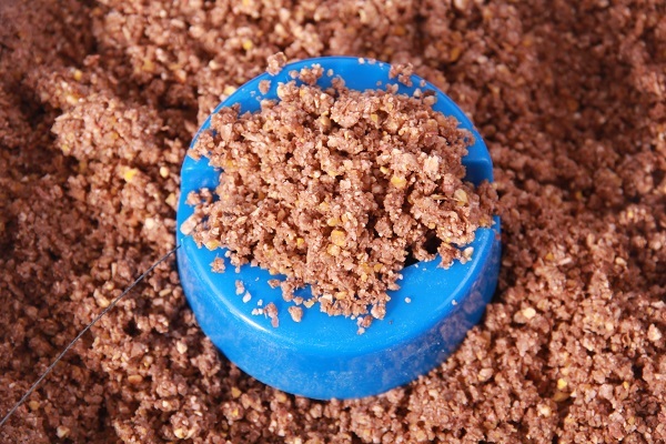 NGT 4 + 1 Inline Method Feeder Set - Krok 2: Nałóż dużą ilość zanęty do formy