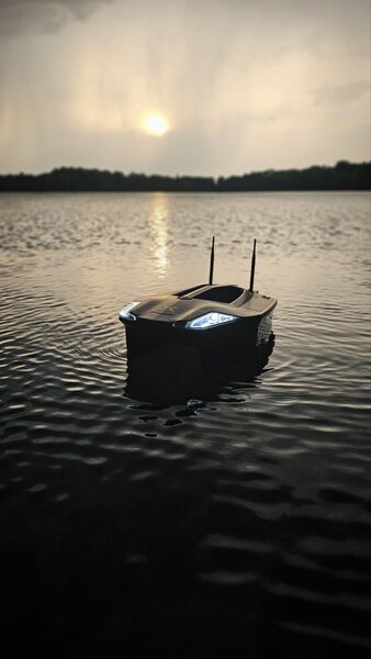 Łódka Zanętowa Carp Royal Toslon CR-X (Echosonda + GPS + Autopilot)